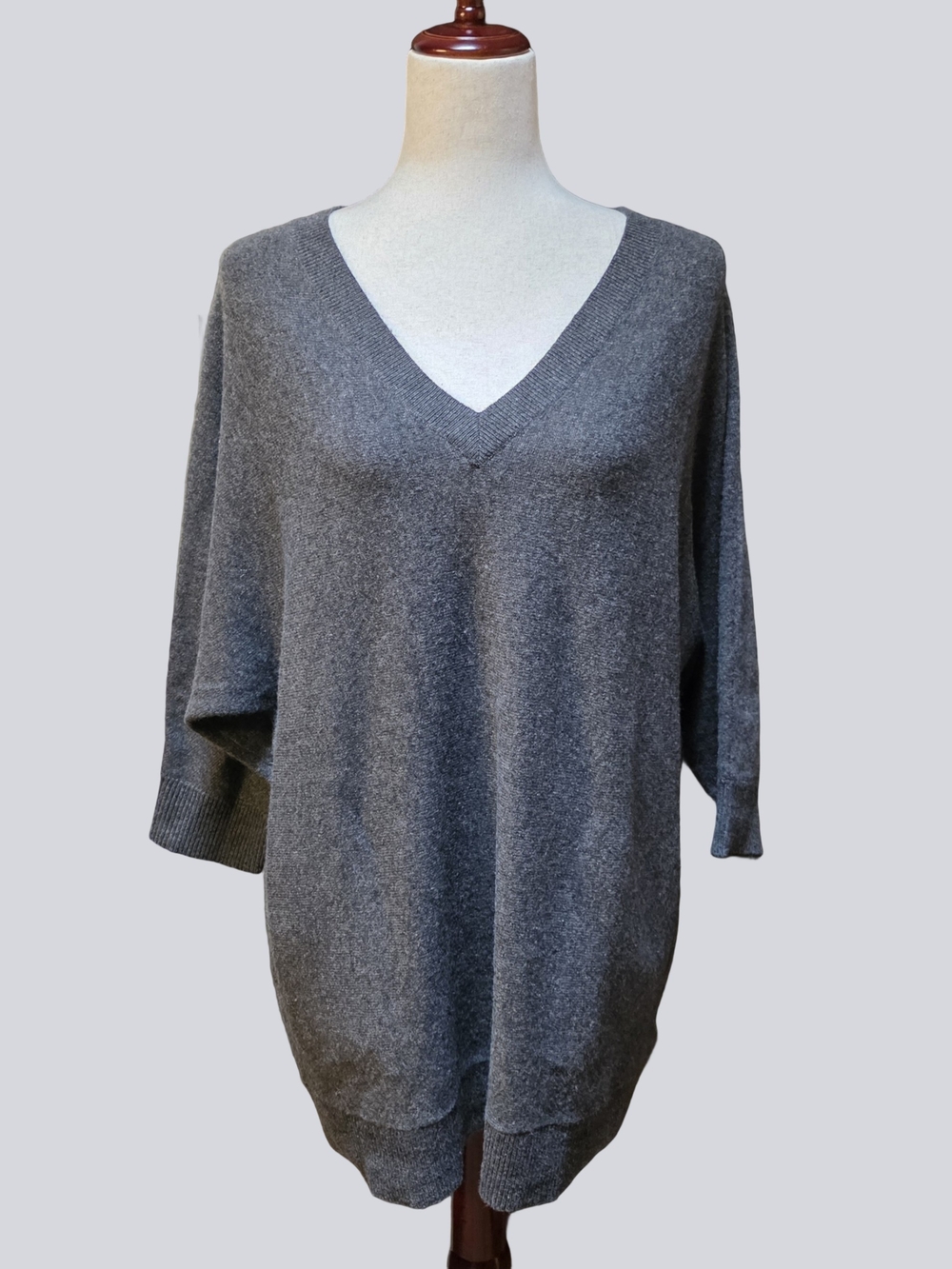 Neiman Marcus Exclusive Heather Grey Cashmere Knit V Neck Sweater